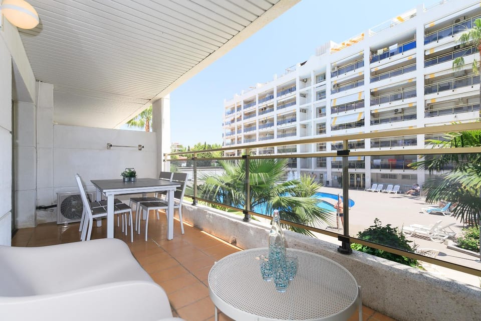 Balcony/Terrace, Dining area, Pool view