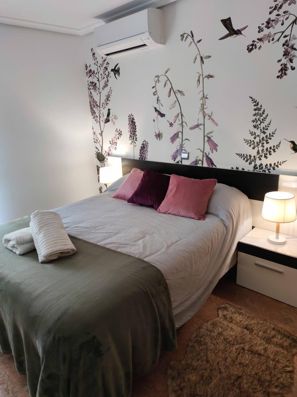 Bed, Photo of the whole room, Bedroom