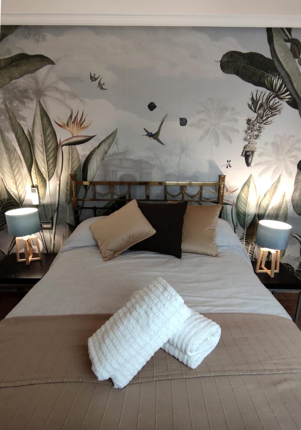 Photo of the whole room, Decorative detail, Bedroom