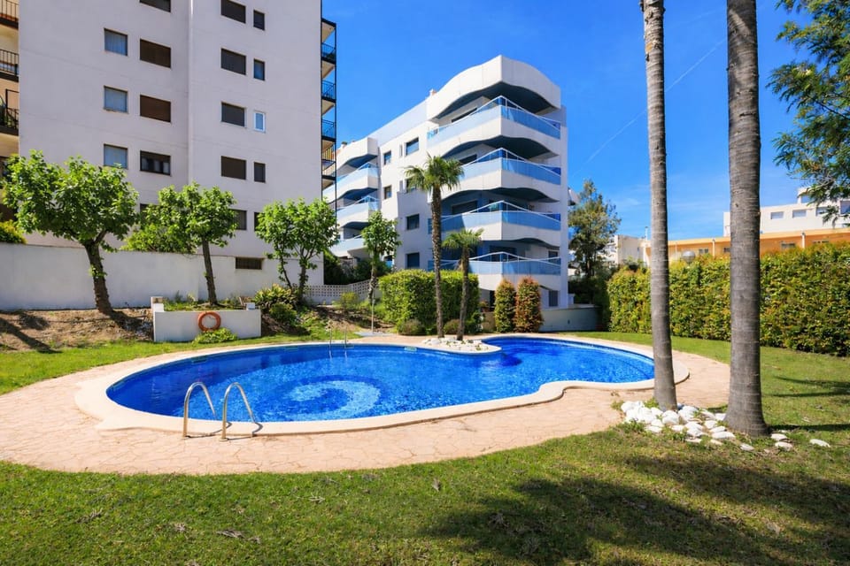 Property building, Day, Garden, Swimming pool