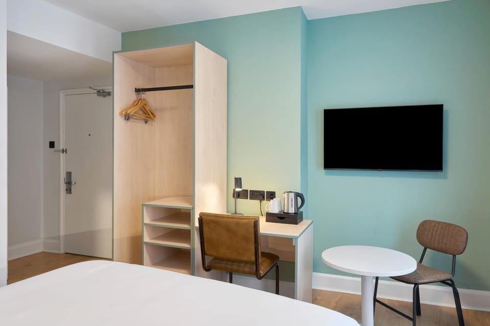Bed, TV and multimedia, Photo of the whole room, Bedroom, wardrobe