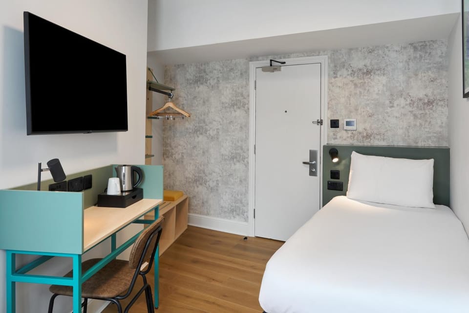 Bed, TV and multimedia, Bedroom
