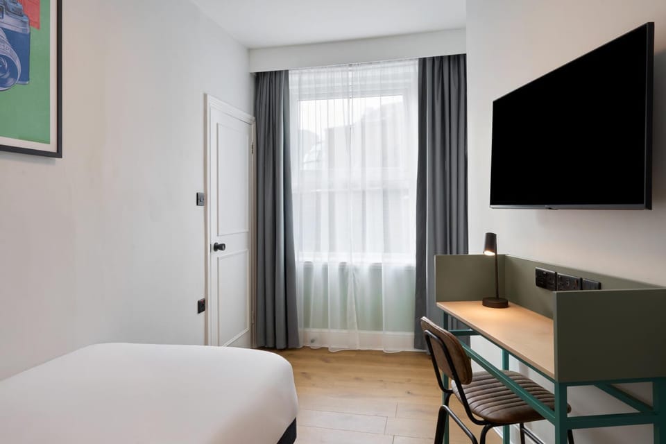 Bed, TV and multimedia, Photo of the whole room, Bedroom