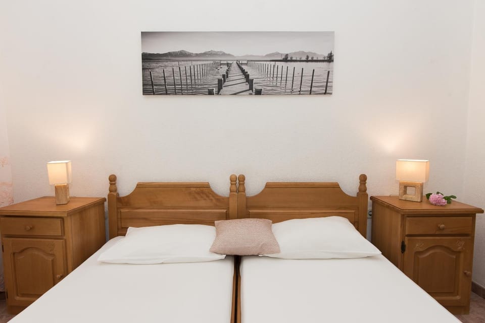 Photo of the whole room, Decorative detail, Decorative detail, Bedroom