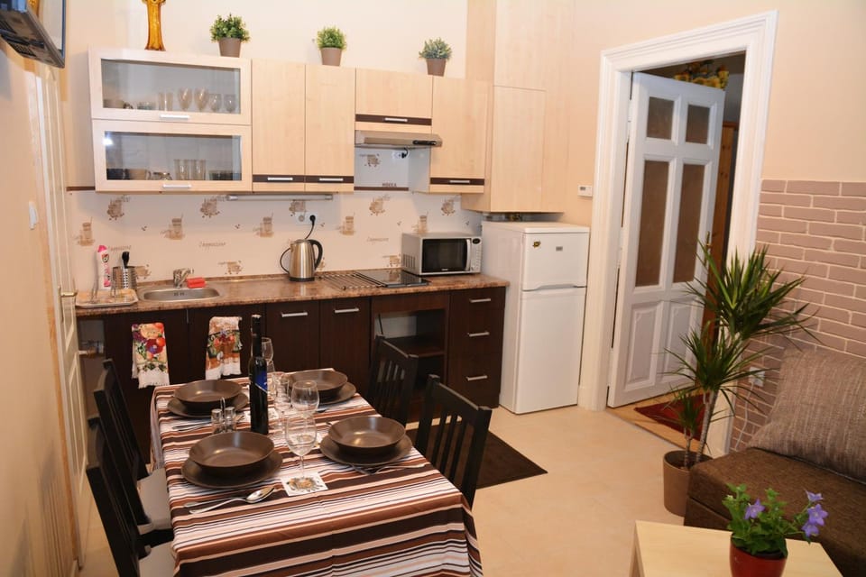 TV and multimedia, Coffee/tea facilities, Kitchen or kitchenette, Living room, Dining area