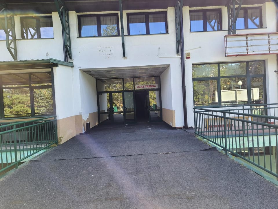 Property building, Facade/entrance, Day