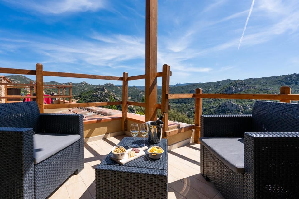 Patio, Natural landscape, View (from property/room), Balcony/Terrace, Dining area, Mountain view, locker