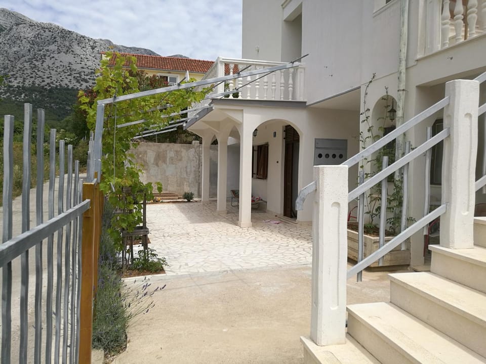 Facade/entrance, Spring, Day, Neighbourhood, Balcony/Terrace, Lobby or reception, Banquet/Function facilities, On site, Mountain view
