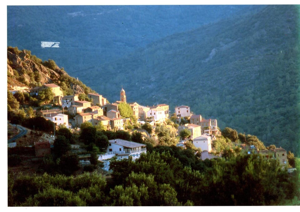 Property building, Nearby landmark, Day, Natural landscape, Bird's eye view, City view, Mountain view