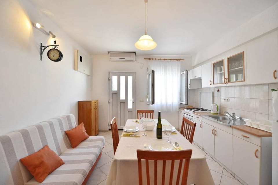 TV and multimedia, Kitchen or kitchenette, Living room, Seating area, Dining area