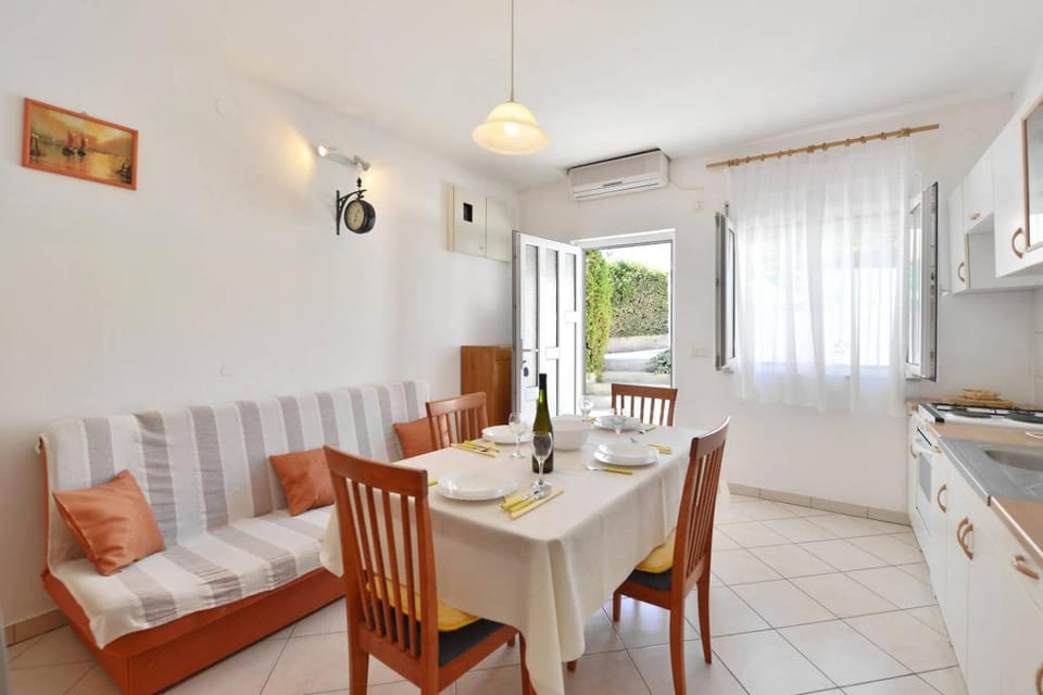 TV and multimedia, Kitchen or kitchenette, Living room, Seating area, Dining area