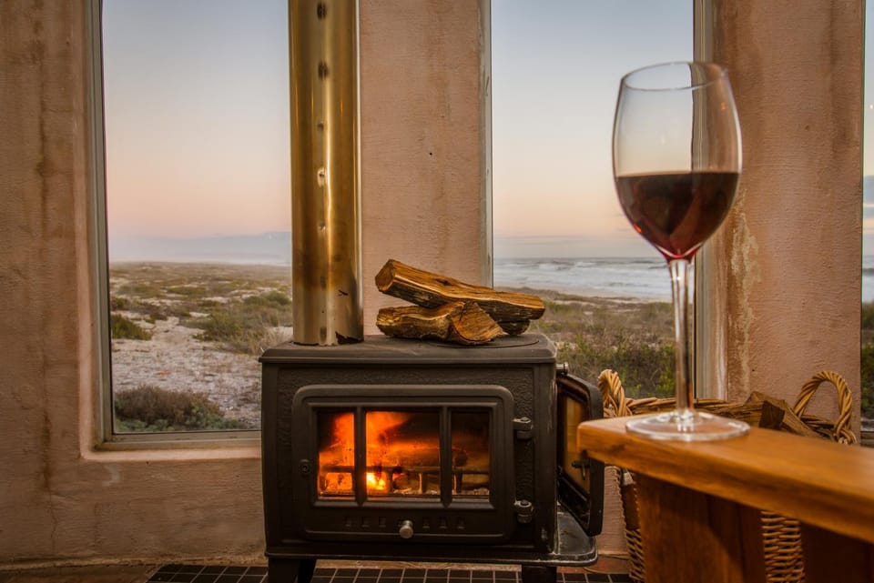 Natural landscape, Food and drinks, Sea view, Alcoholic drinks, fireplace