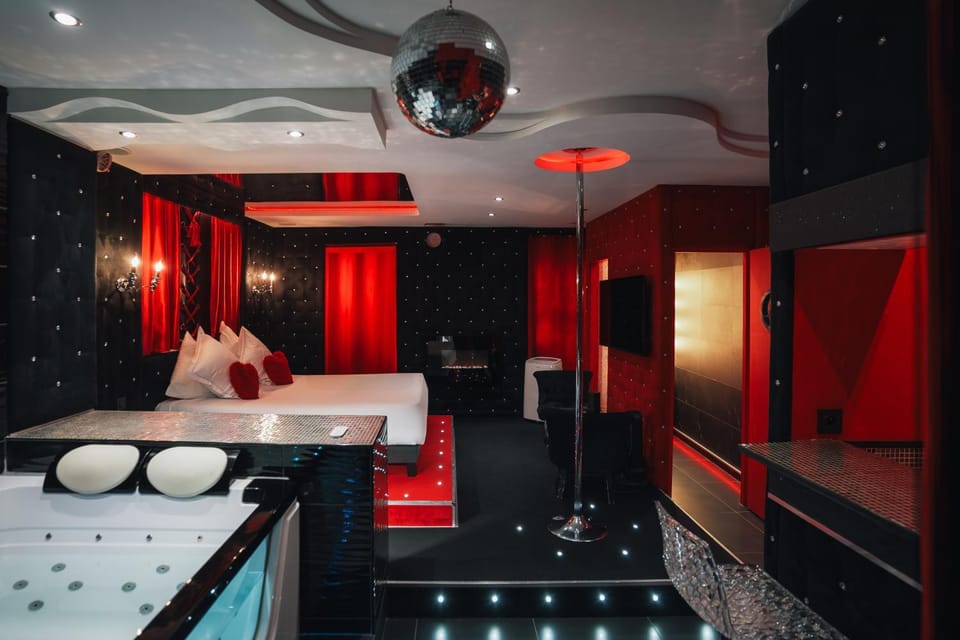 Bed, Hot Tub, Living room, Photo of the whole room, Bedroom