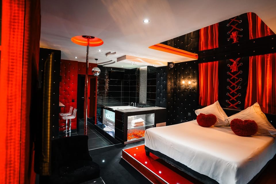Bed, Hot Tub, Photo of the whole room, Bedroom