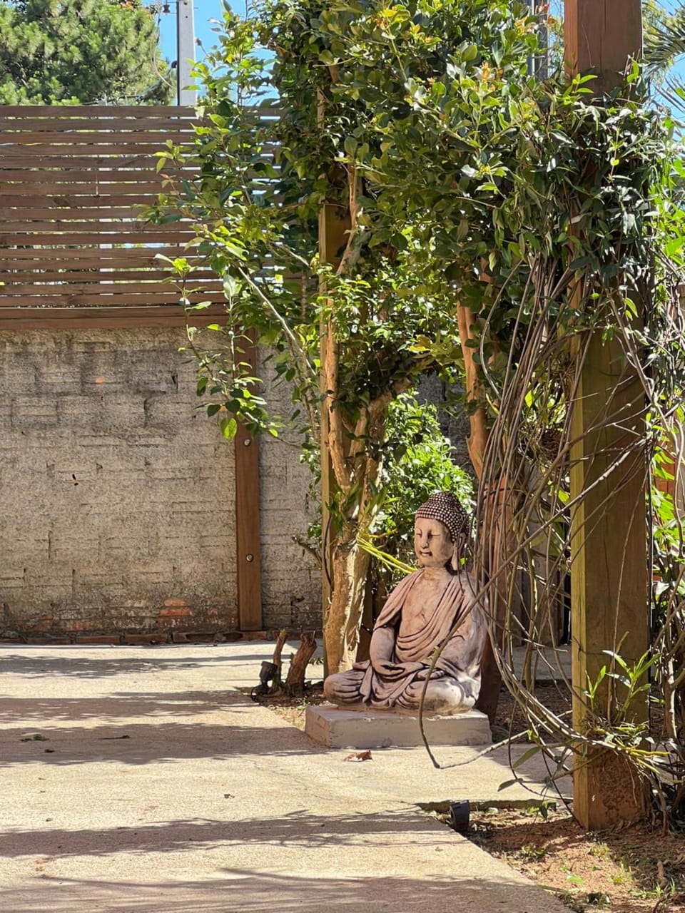 Facade/entrance, Spring, Day, Garden, Garden view, group of guests