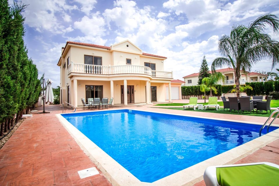 Facade/entrance, Swimming pool