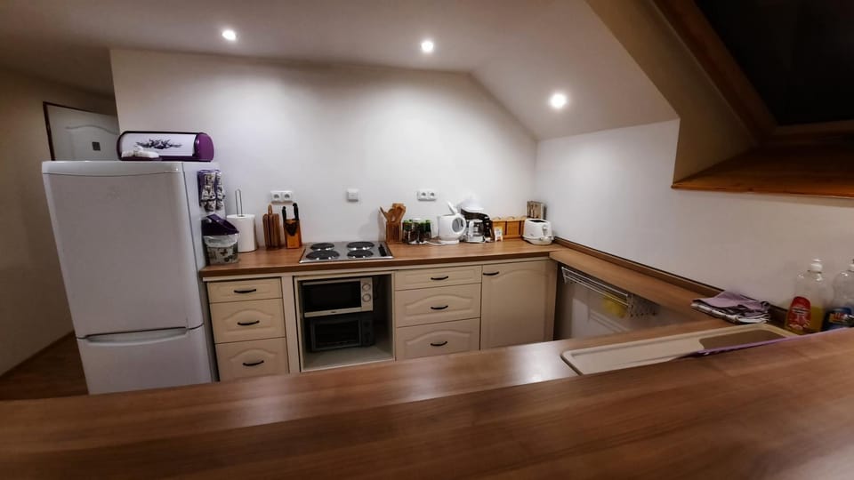 Kitchen or kitchenette, Internal: Not applicable to any particular room