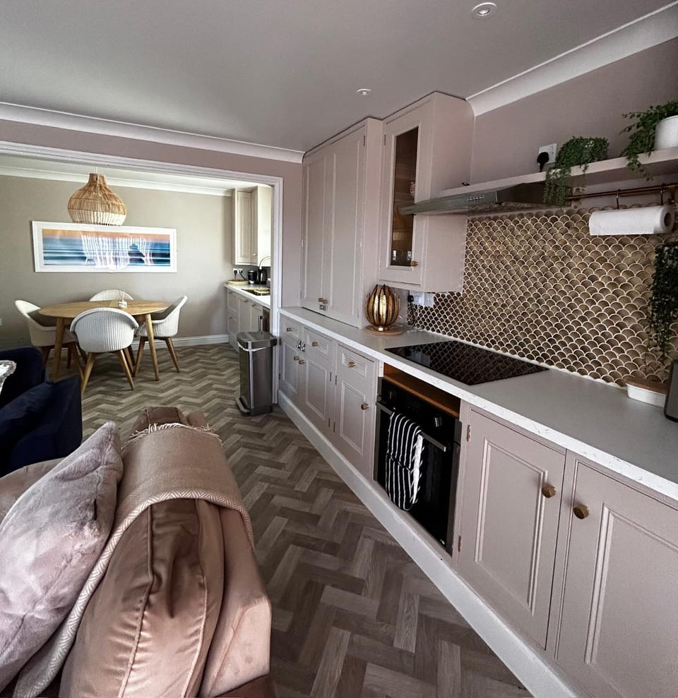 Kitchen or kitchenette, Living room, Seating area, Dining area, dishwasher, oven, pet friendly, stove, toaster