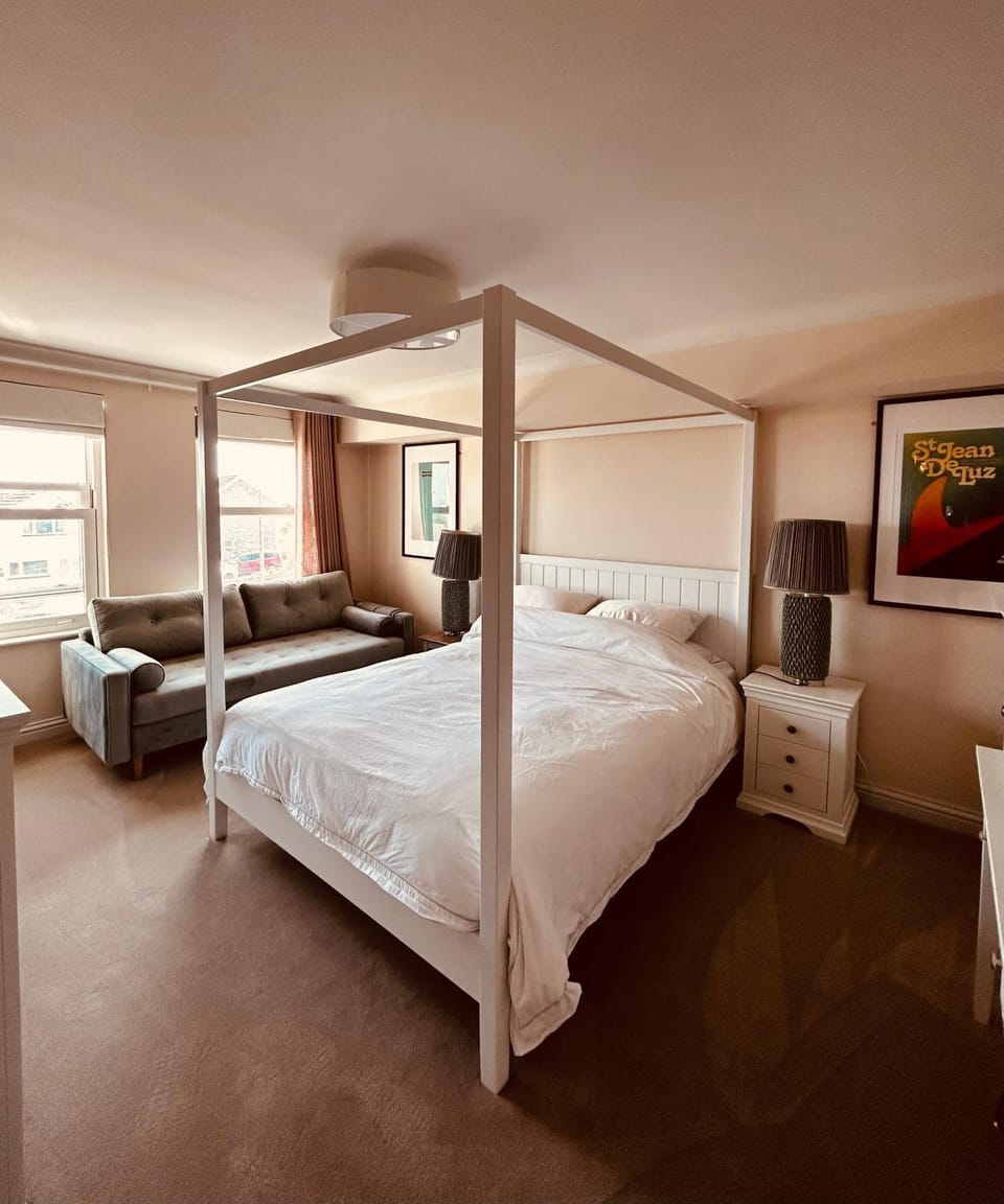 Photo of the whole room, Seating area, Bedroom