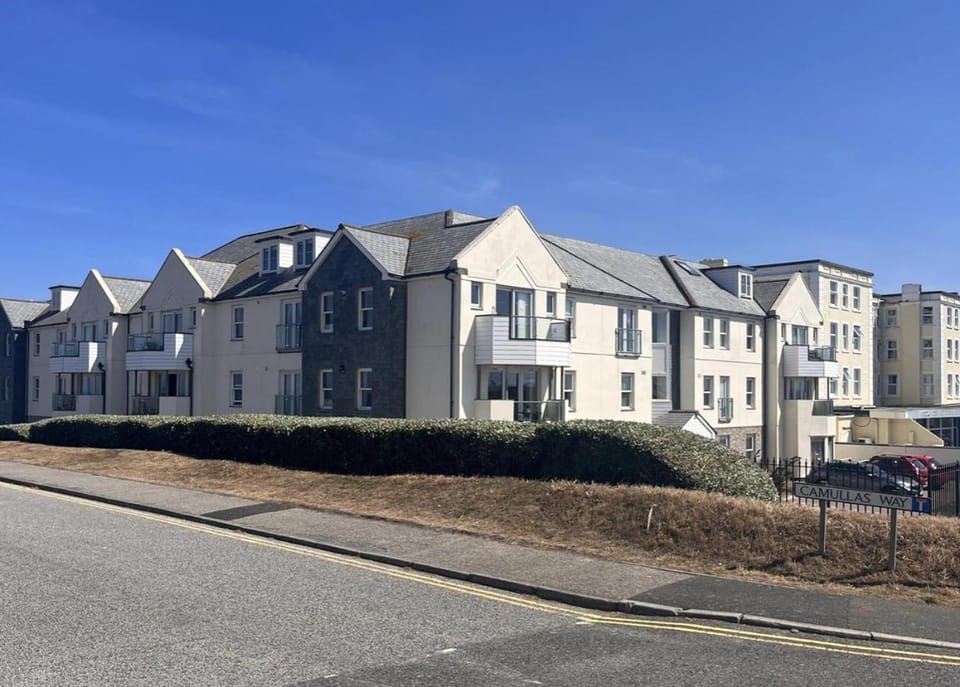 Property building, Day, Neighbourhood, Street view, Location, Parking