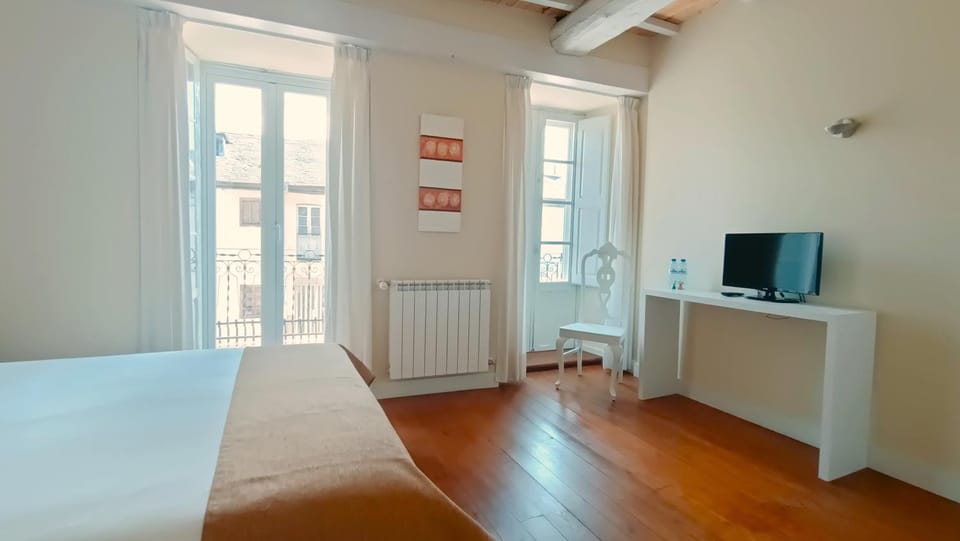 Bed, TV and multimedia, Photo of the whole room, Bedroom