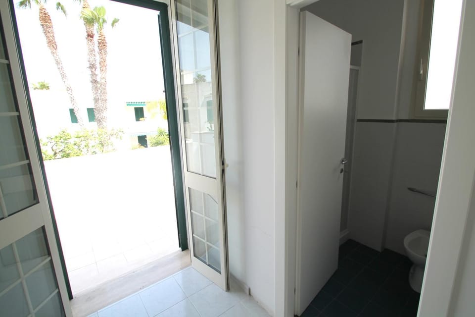Bathroom, Balcony/Terrace, Garden view