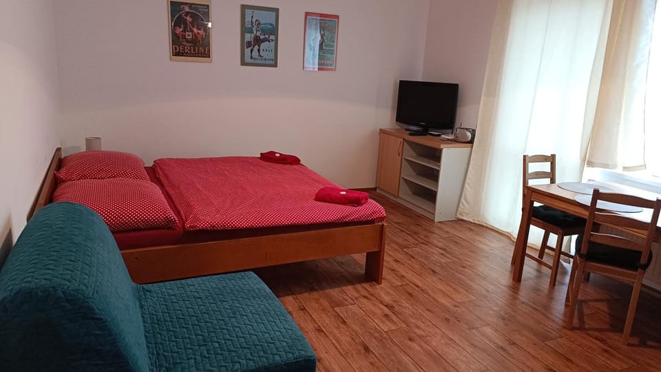 Bed, TV and multimedia, Living room