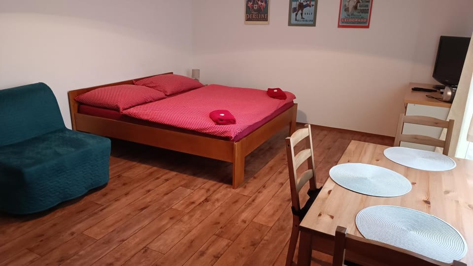 Bed, Photo of the whole room, Seating area, Bedroom