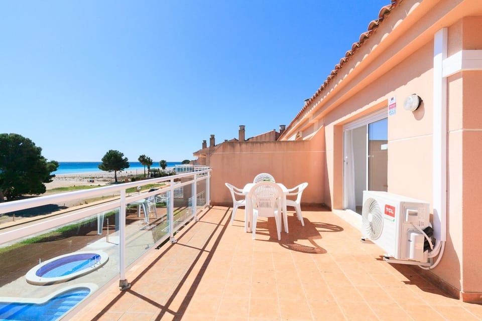 Balcony/Terrace, Dining area, Pool view, Sea view
