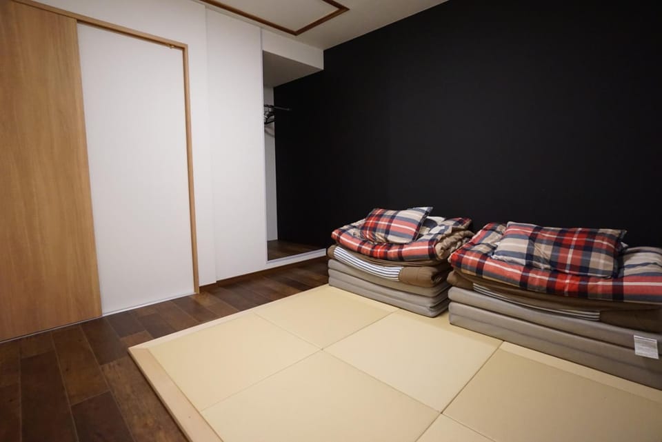 Photo of the whole room, Bedroom, wardrobe