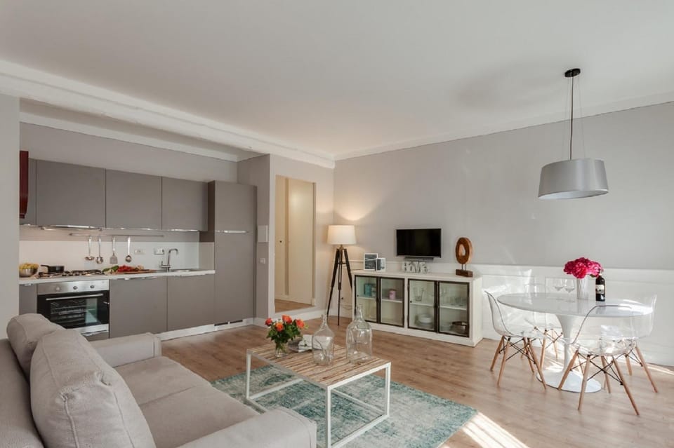 TV and multimedia, Kitchen or kitchenette, Living room, Seating area, Dining area
