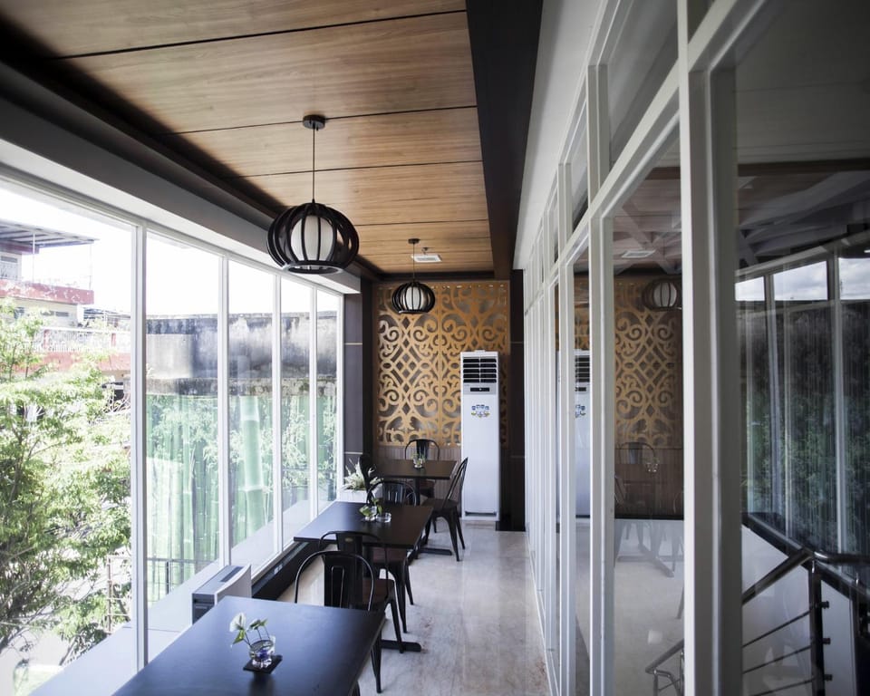 Restaurant/places to eat, Lounge or bar, Other, Dining area, Street view