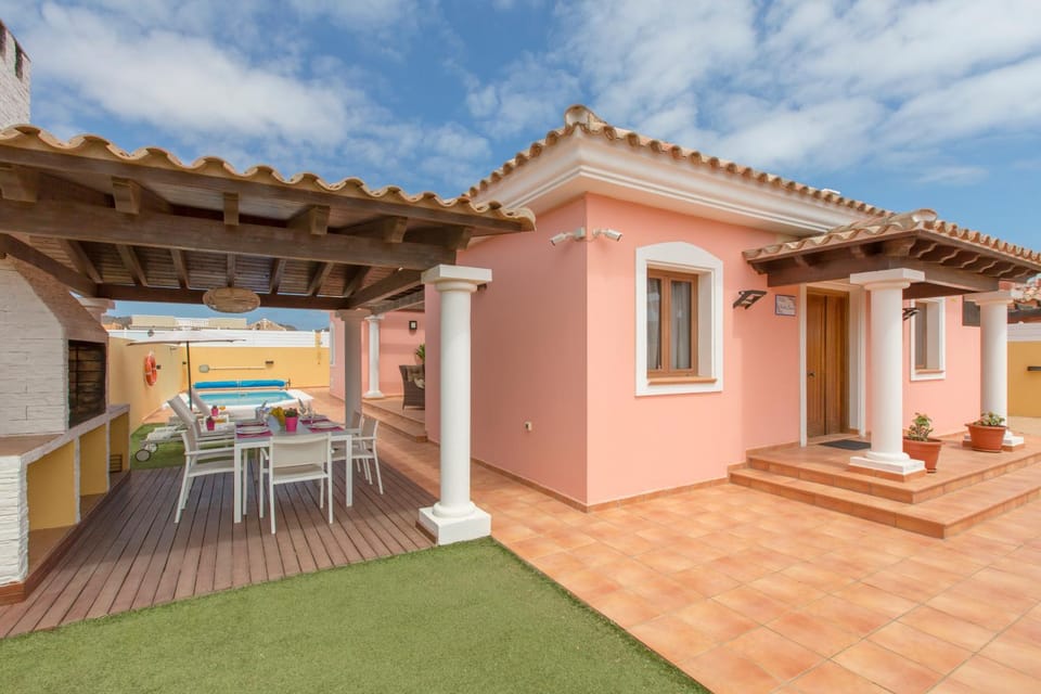 Villa Bella Lucia 1. Piscina Climatizada, WiFi, BBQ. Villa in Corralejo