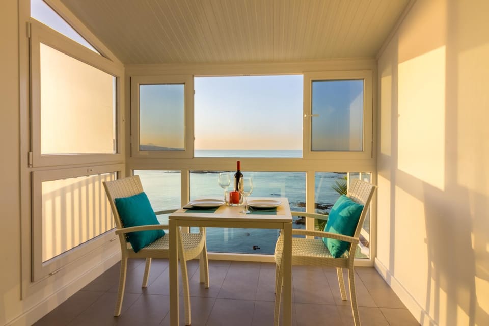 Nearby landmark, Natural landscape, Balcony/Terrace, Dining area, Beach, Sea view