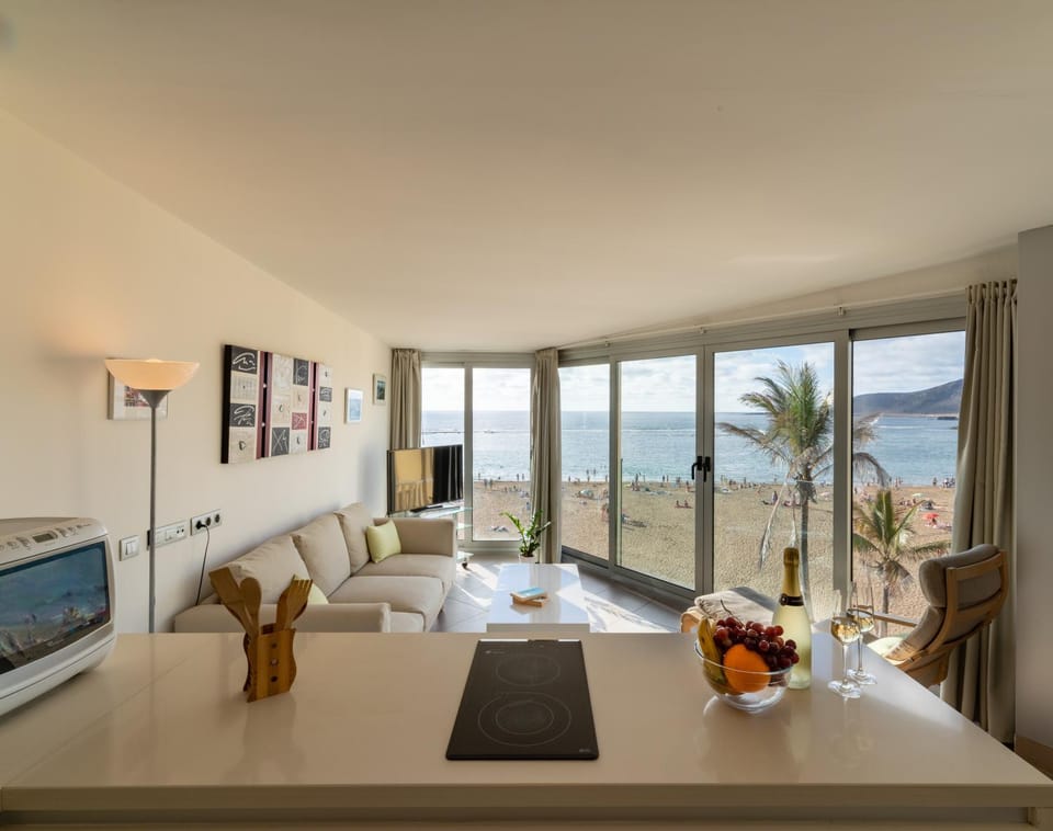 TV and multimedia, Kitchen or kitchenette, Living room, Seating area, Beach, Sea view