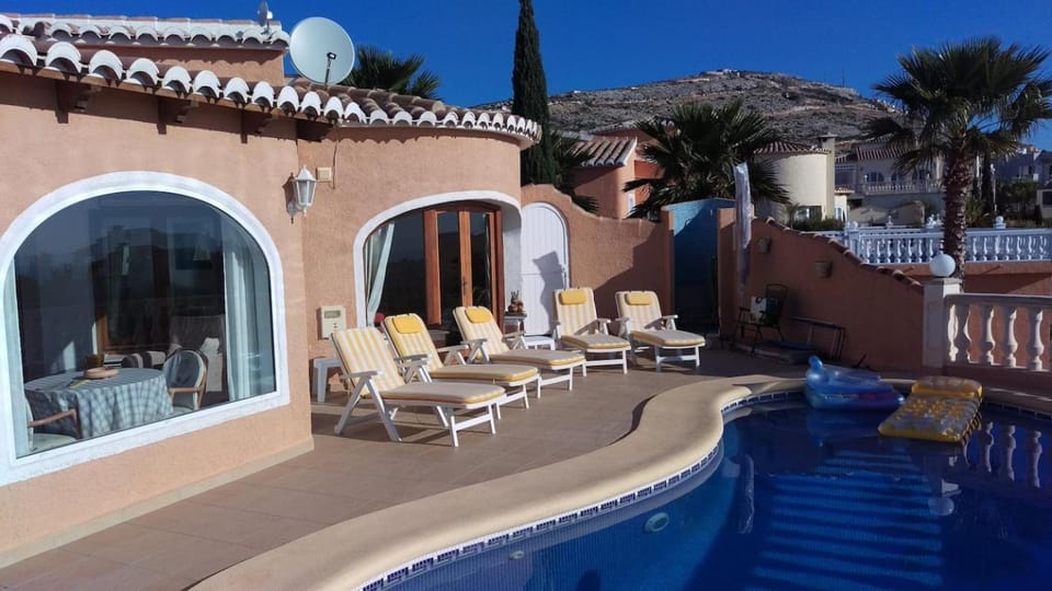 Shower, Property building, Balcony/Terrace, Swimming pool, sunbed