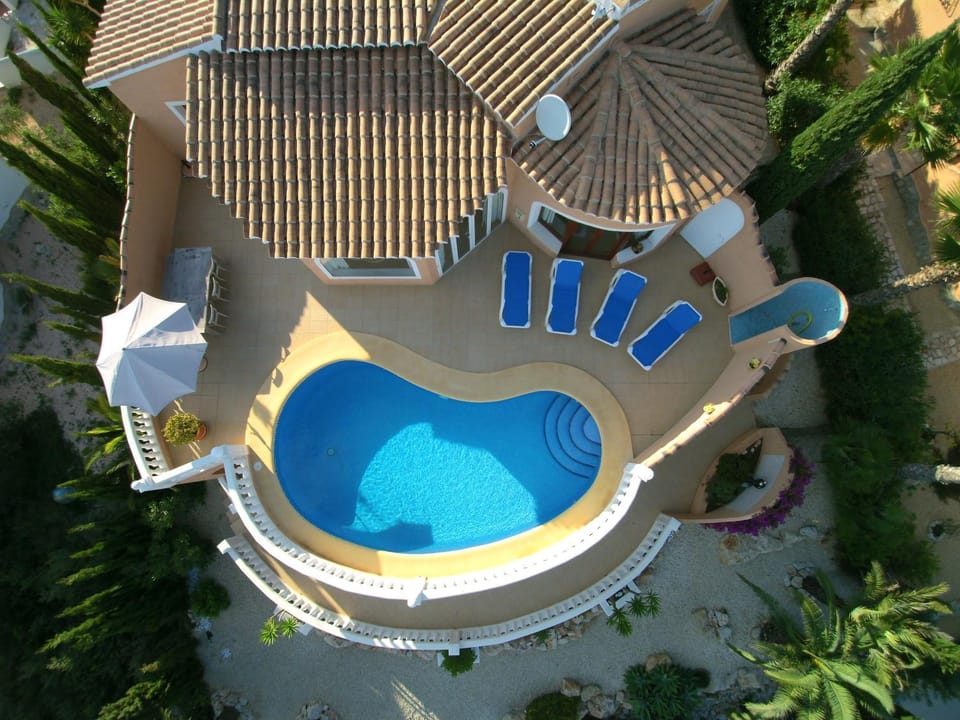 Property building, Bird's eye view, Garden, Swimming pool