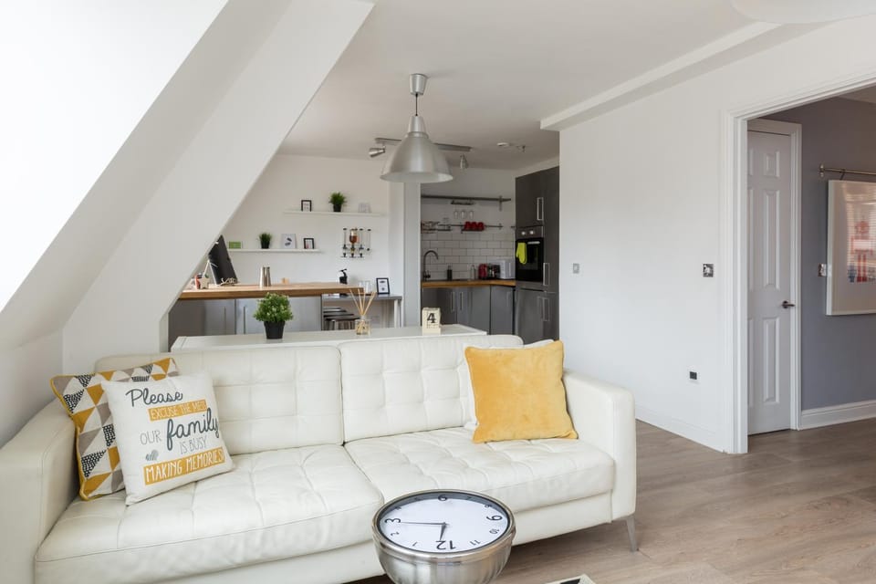 Kitchen or kitchenette, Living room, Seating area, Dining area