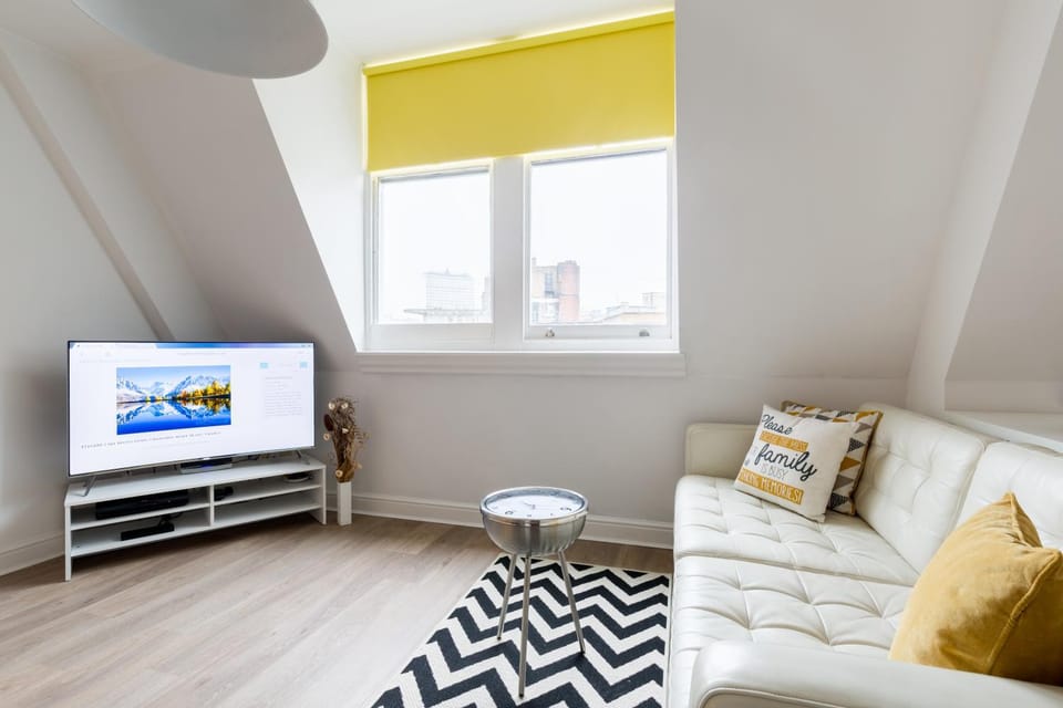 TV and multimedia, Living room, Decorative detail, Seating area
