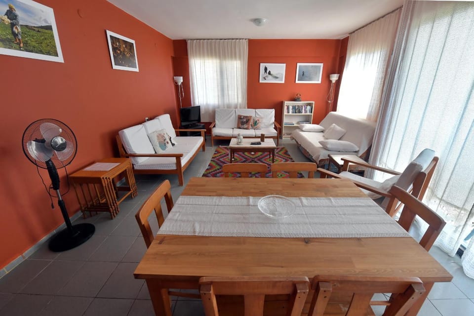 TV and multimedia, Living room, Seating area, Dining area