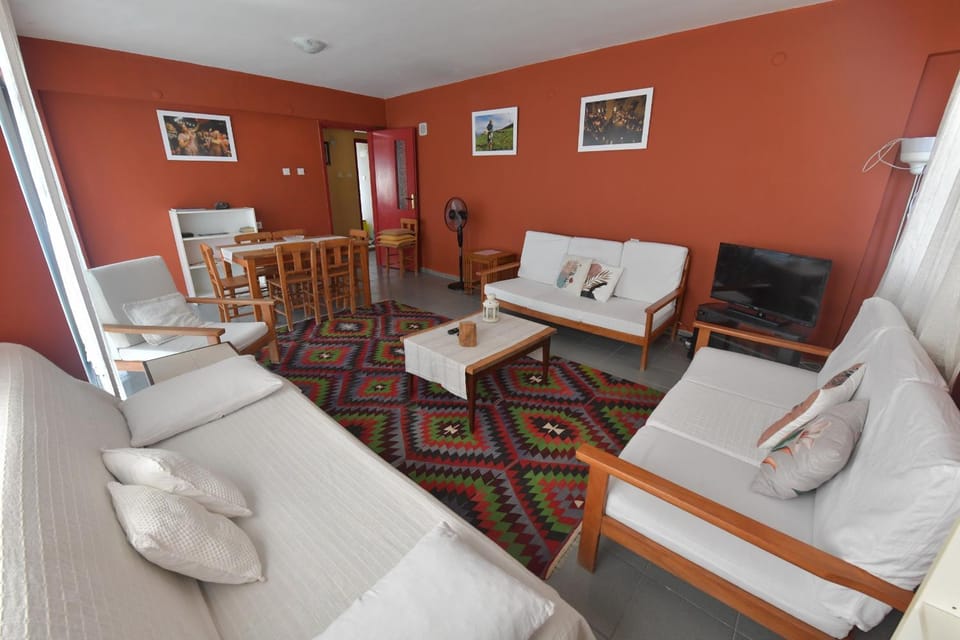 Communal lounge/ TV room, TV and multimedia, Living room, Seating area, Dining area