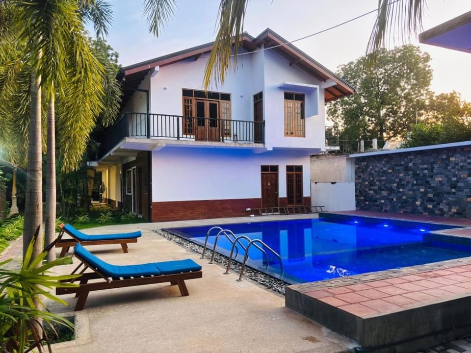 Patio, Swimming pool, sunbed
