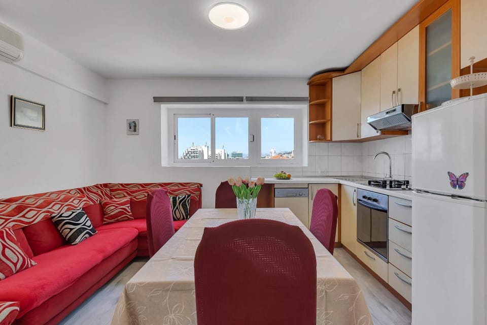 Seating area, Dining area, kitchen, air conditioner