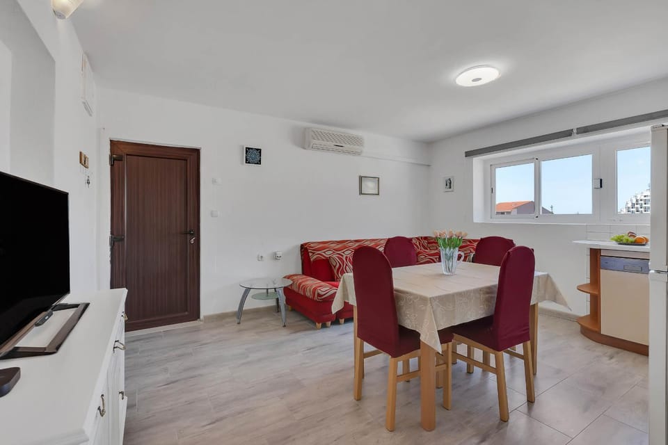 TV and multimedia, Seating area, Dining area, air conditioner
