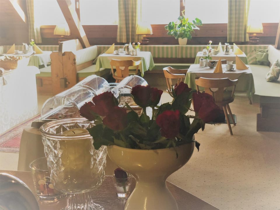 Swimming pool, Breakfast