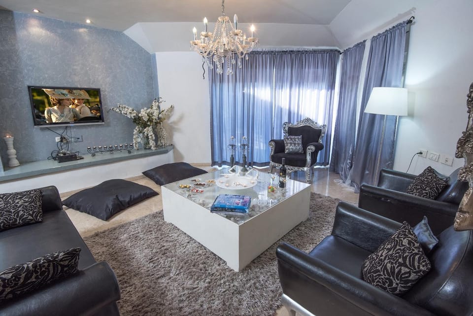 Day, Living room