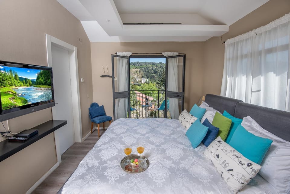Bedroom, Mountain view