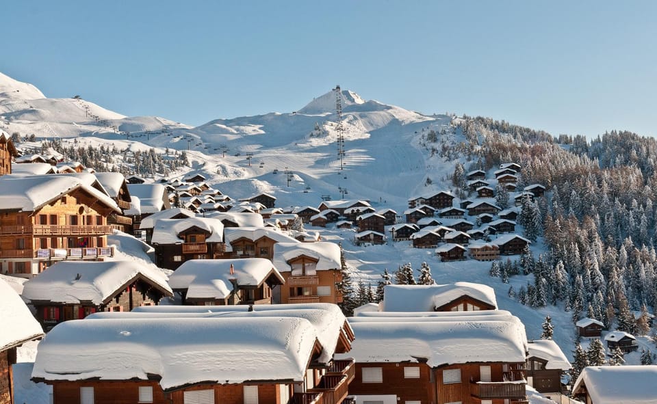 Restaurant/places to eat, Day, Winter, Ski School, Ski School, Skiing, Skiing, Fitness centre/facilities, City view, Landmark view, Mountain view, Street view