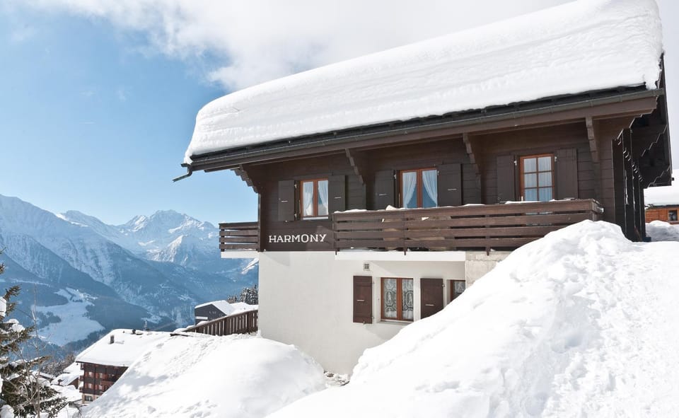 Facade/entrance, Day, Winter, Balcony/Terrace, City view, Mountain view