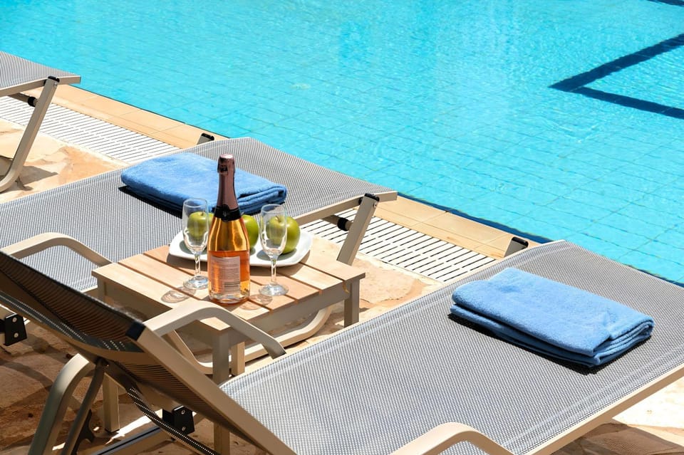 Patio, Dining area, Pool view, Swimming pool, sunbed